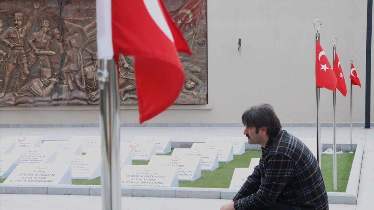 Çankırı'da Güvenlik Görevlisinden Şehit Mezarlarına Anlamlı Destek