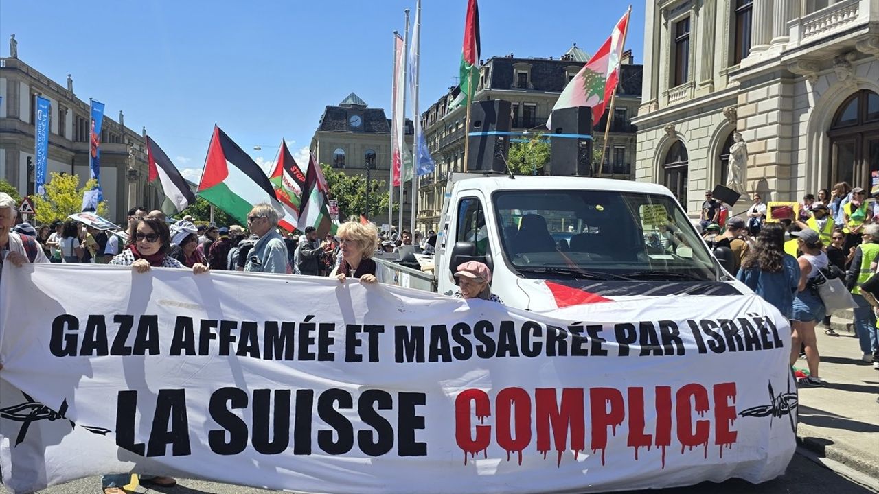 Cenevre'de Binlerce Kişi Filistin İçin Yürüdü