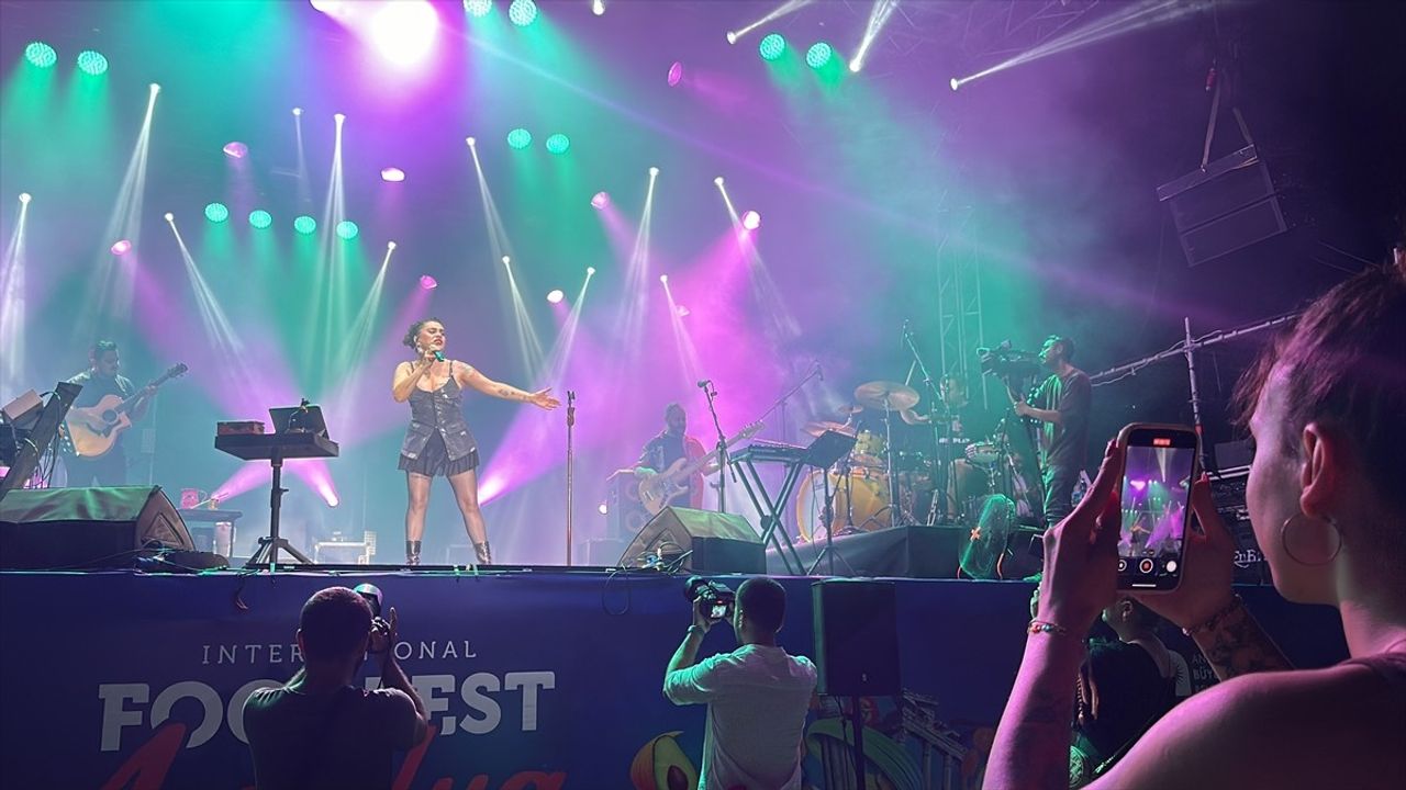 Ceylan Ertem, 4. FoodFest Antalya'da Sahne Aldı