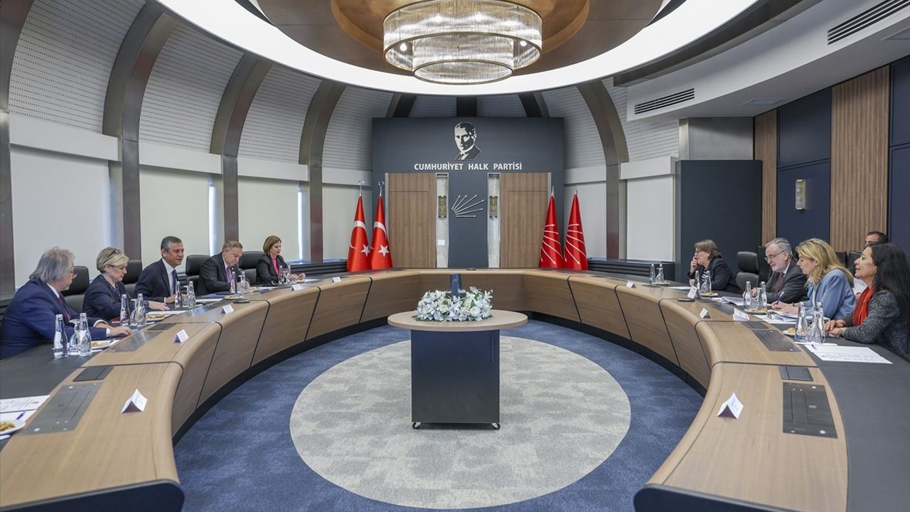 CHP Genel Başkanı Özel, Avrupa Konseyi Yetkilisi Cools ile Görüştü