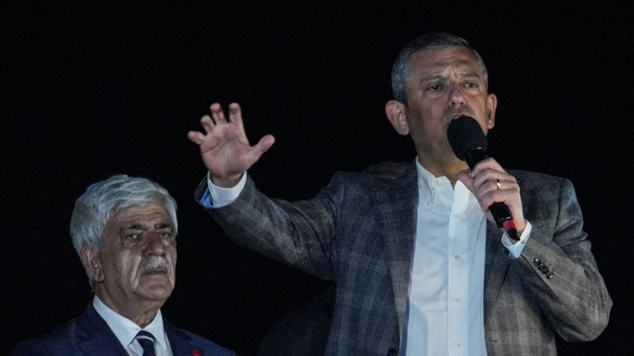 CHP Genel Başkanı Özgür Özel Silivri'de Kalabalığa Hitap Etti