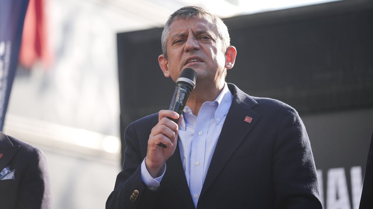 CHP Genel Başkanı Özgür Özel, Yolsuzluk Soruşturmaları Kapsamında İstanbul'da Destek Mitingleri Düzenledi