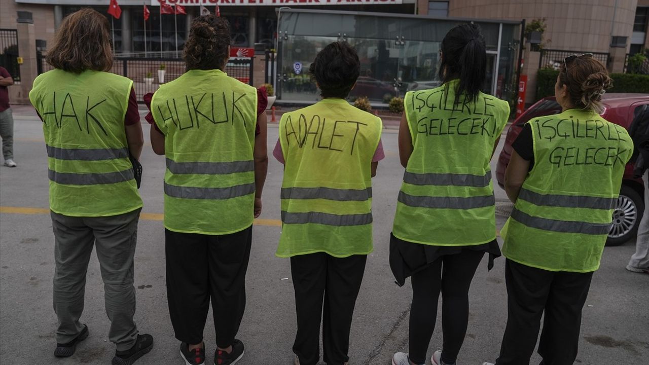 Çiğli Belediyesinden Çıkarılan Kadın İşçiler, CHP Genel Merkezi Önünde Eylem Düzenledi