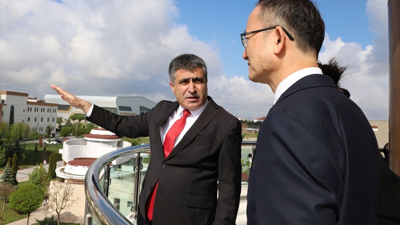 Çin Büyükelçisi NEVÜ'yü Ziyaret Etti