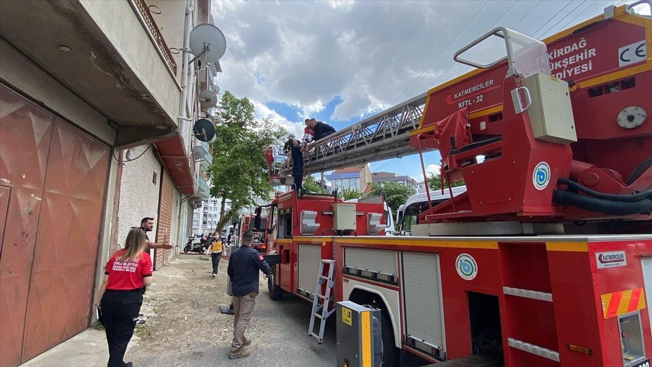 Çorlu'da Apartman Yangını: 5 Kişi Dumandan Etkilenerek Tedavi Altına Alındı