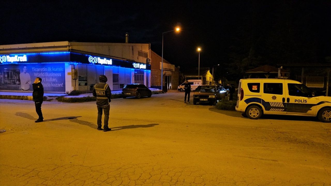 Çorum'da Otomobilden Hırsızlık Yapan 16 Yaşındaki Şüpheli Yakalandı