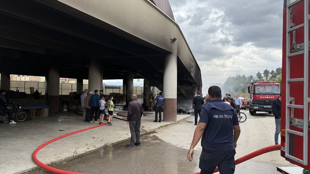 Çubuk'taki Halk Pazarında Yangın Çıktı