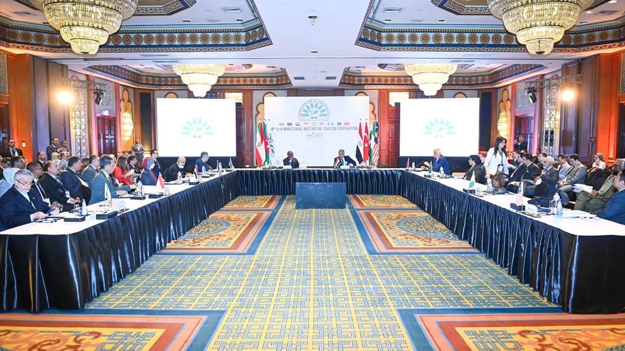 D-8 Ülkeleri Turizm Bakanları Kahire'de Toplandı