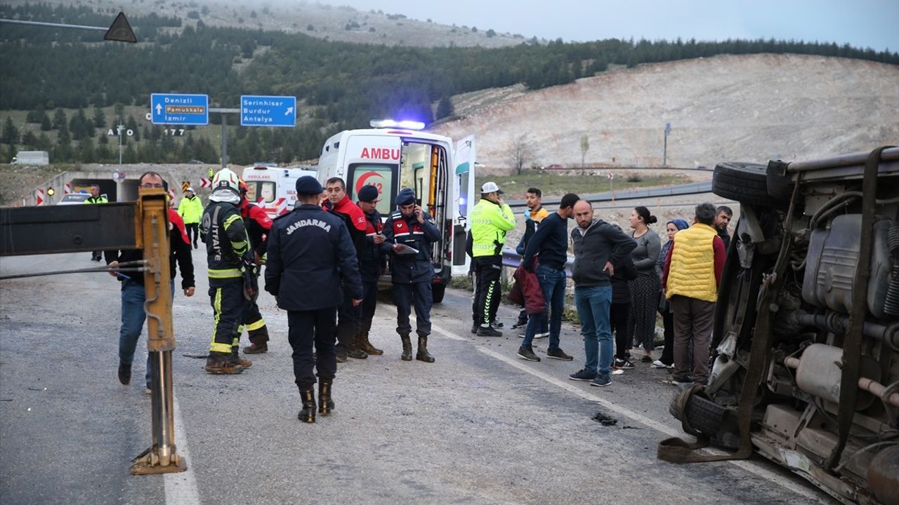 Denizli'de Minibüs Ve Otomobil Çarpıştı: 18 Yaralı