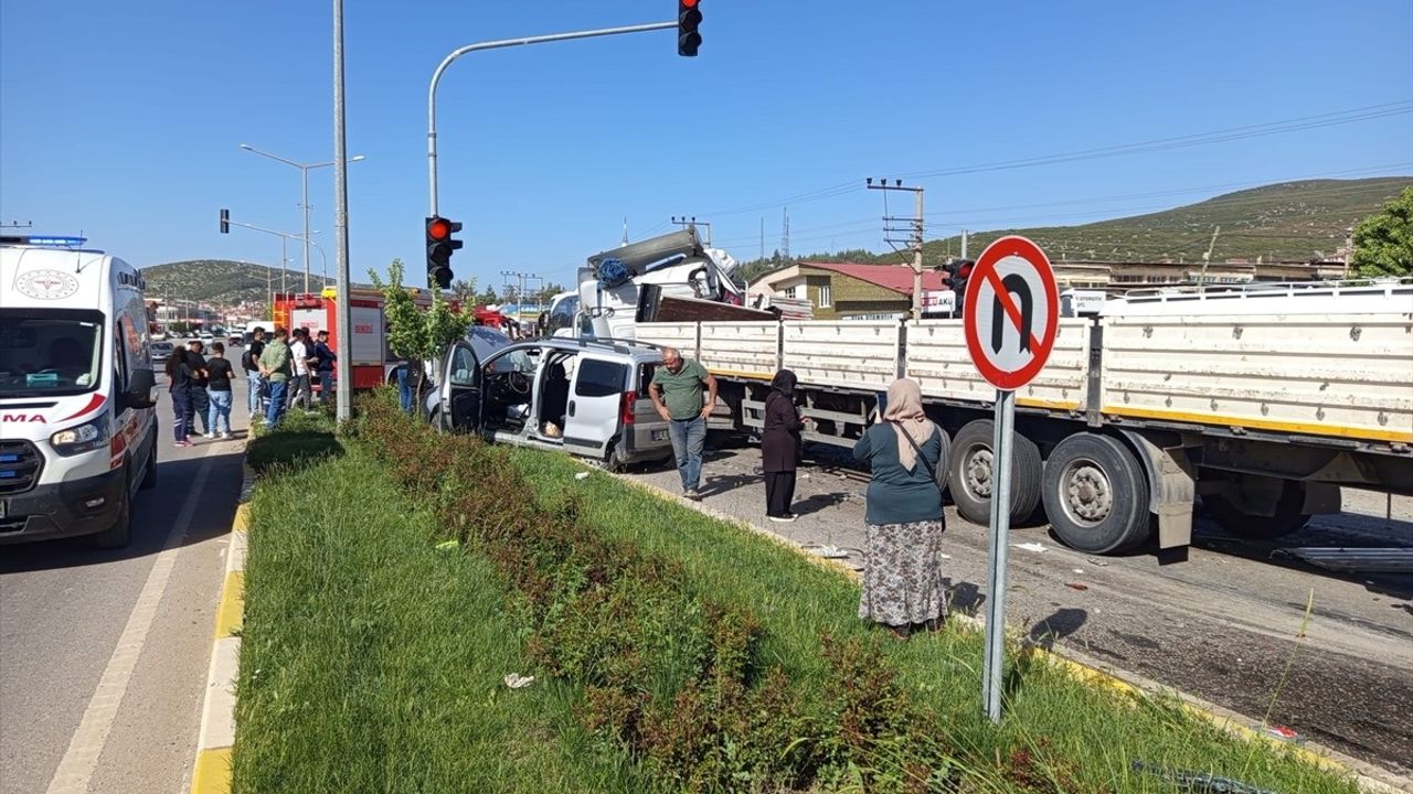 Denizli'de Üç Araçlı Trafik Kazası: İki Yaralı