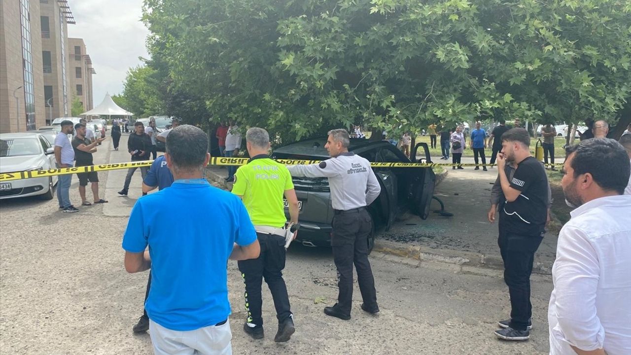 Diyarbakır'da Hastane Bahçesinde Oturanlara Otomobil Çarptı