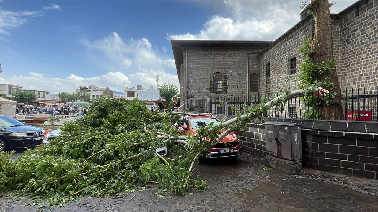 Diyarbakır'da Sağanak Yağış, Dolu ve Kuvvetli Rüzgar Hayatı Olumsuz Etkiledi