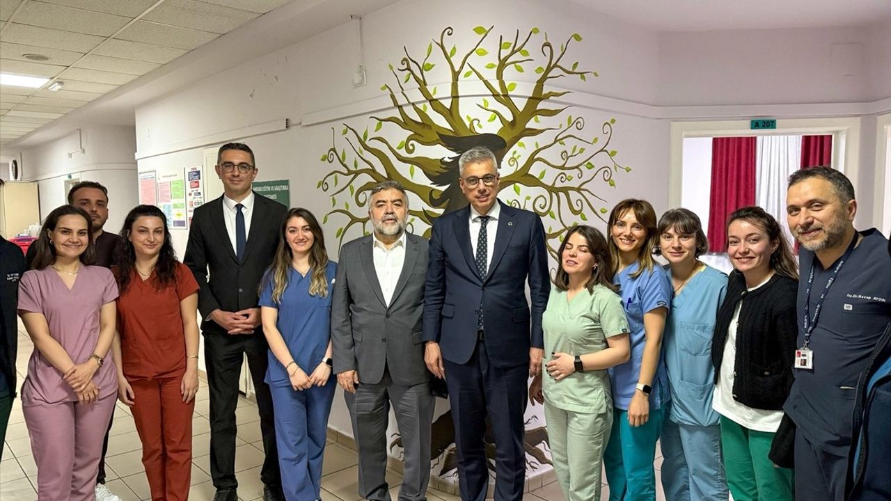 Dünya Ebeler Günü'nde Bakan Memişoğlu'ndan Anlamlı Ziyaret