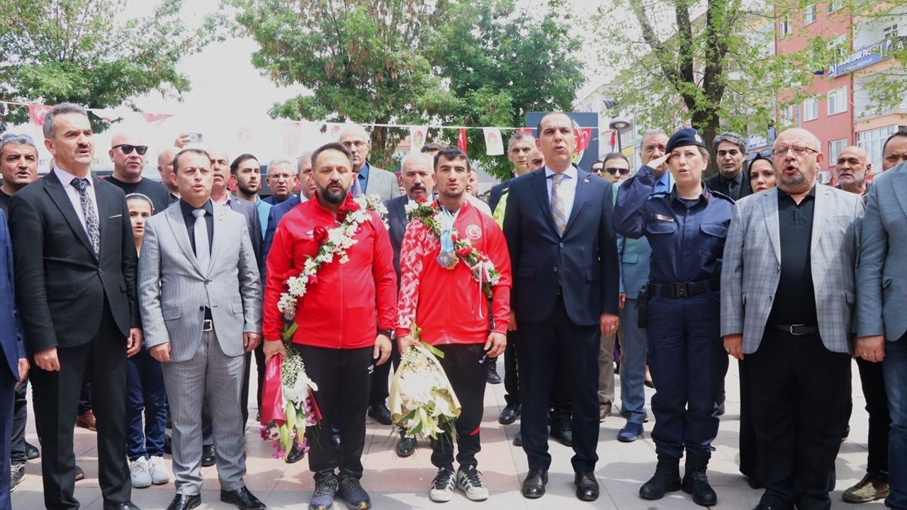 Dünya Şampiyonu Halterci Ramazan Efe Yılmaz, Çankırı'da Coşkuyla Karşılandı