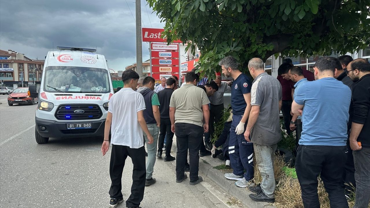 Düzce'de Bisikletliye Kamyon Dorse Kapağı Çarptı