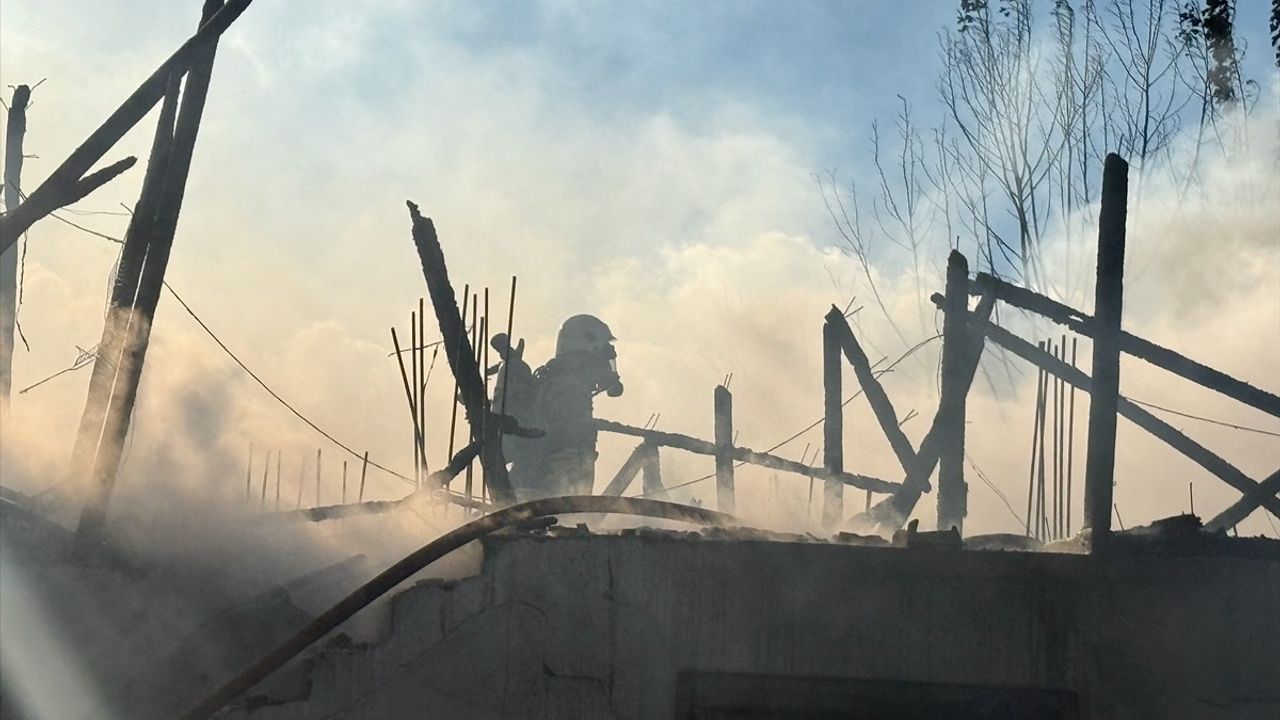 Düzce'de Çıkan Yangında Evin Bitişiğindeki Yapılar Alev Alev Yandı