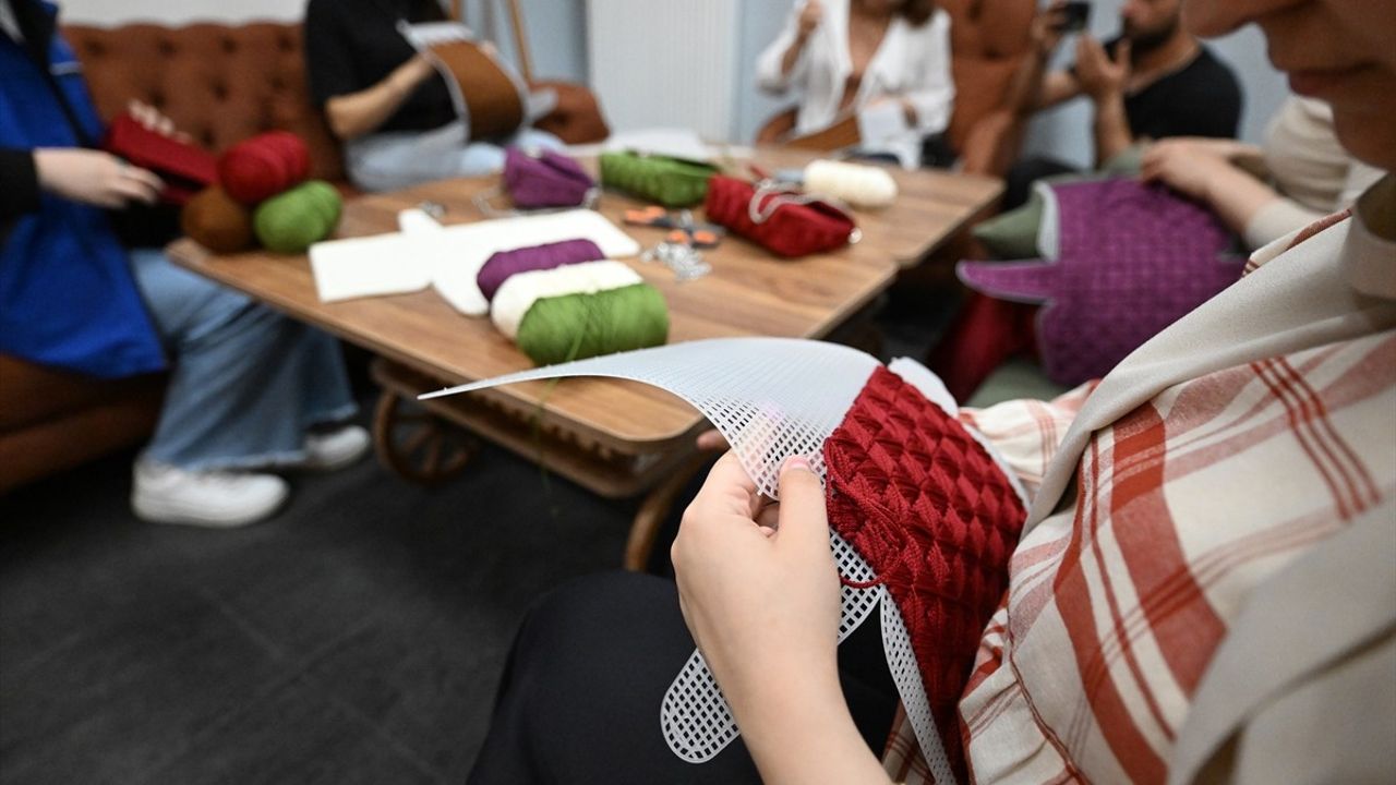 Düzce'de Gençlerden Annelere Sevgi Dolu Hediye