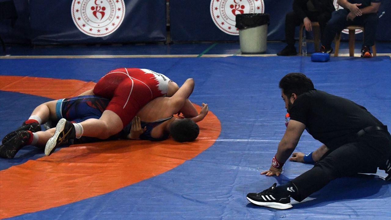 Düzce'de Okul Sporları Küçük Erkekler Güreş Şampiyonası Tamamlandı