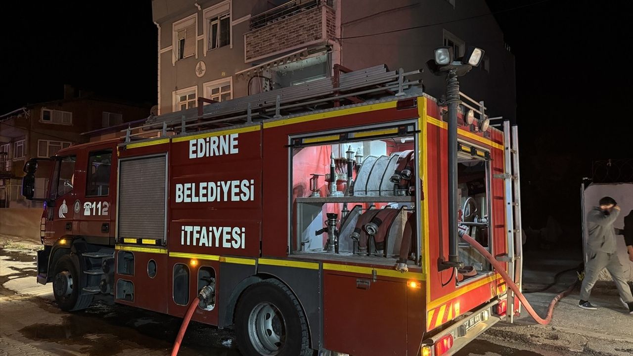 Edirne'deki Yangın Üç Evi Etkiledi