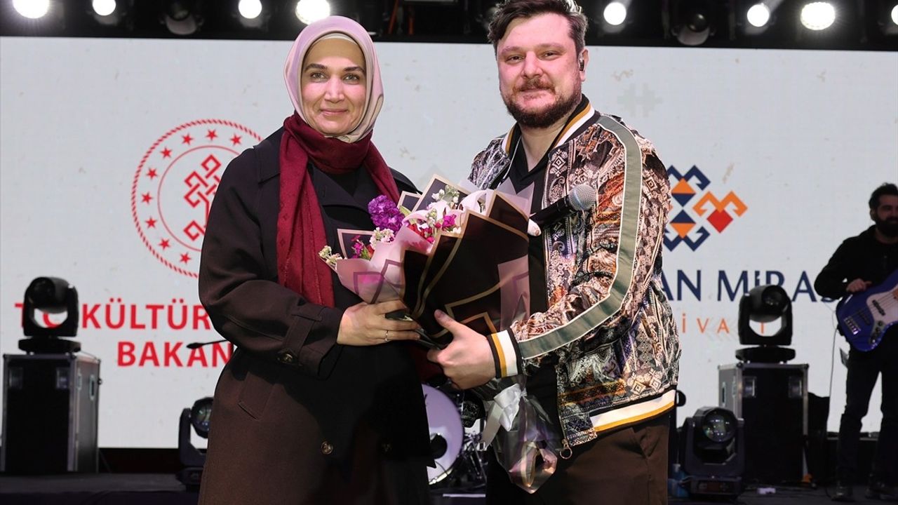 Ekin Uzunlar, Afyonkarahisar'da Yaşayan Miras Festivali'nde Sahne Aldı