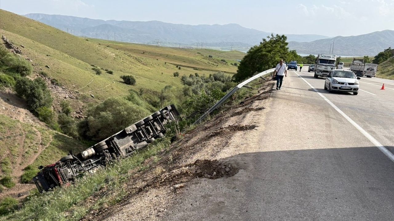 Elazığ'da Tır-Otomobil Kazası: 1 Ölü, 2 Yaralı