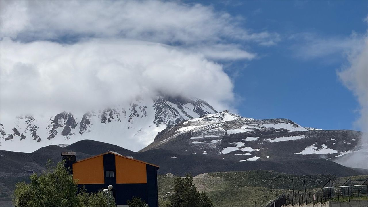 Erciyes Dağı Zirvesine Mayıs Ayında Kar Yağdı