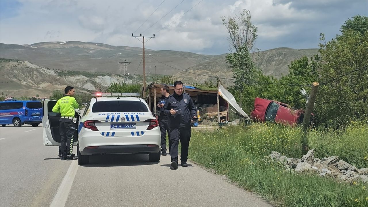 Erzincan'da Otomobil Kazası: Sürücü Ağır Yaralandı