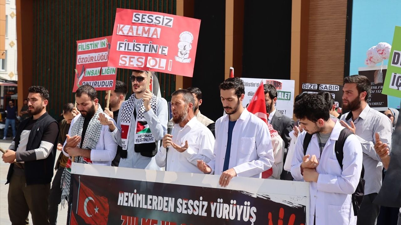 Erzincan'da Sağlıkçılar Gazze İçin Sessiz Yürüyüş Düzenledi