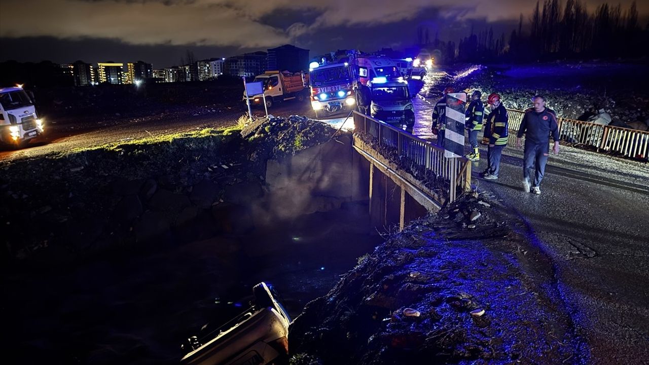 Erzurum'da Dereye Yuvarlanan Araçta Yaralanan 3 Kişi Hastaneye Kaldırıldı