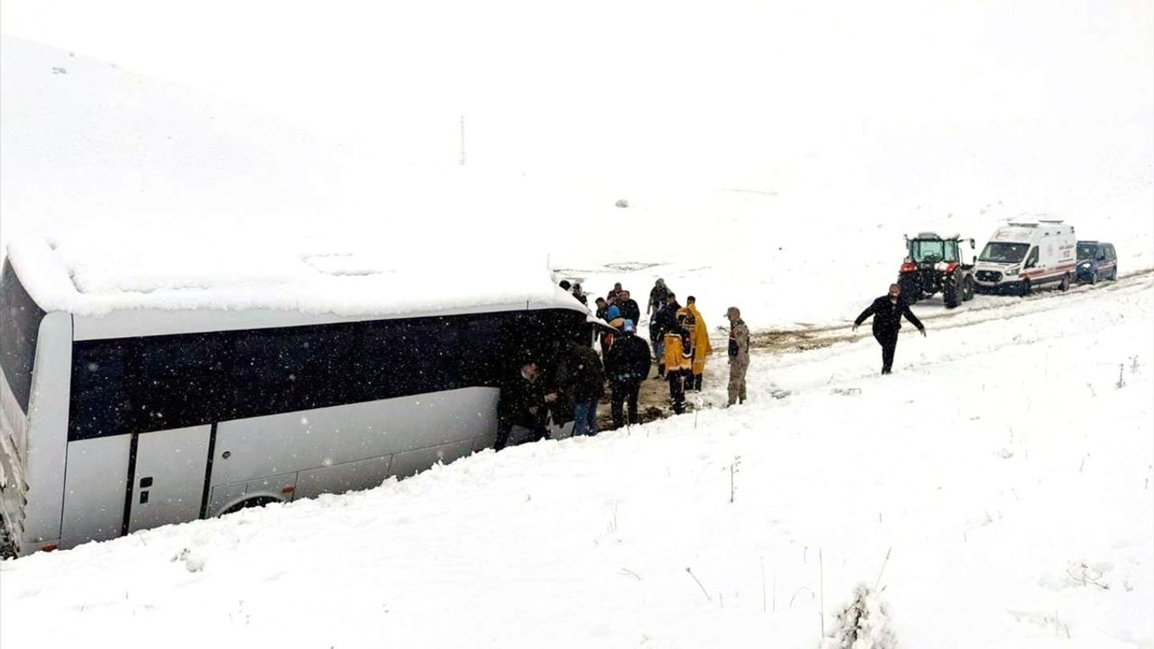 Erzurum'da Jandarma, Kara Saplanan Trabzonspor Taraftarını Kurtardı