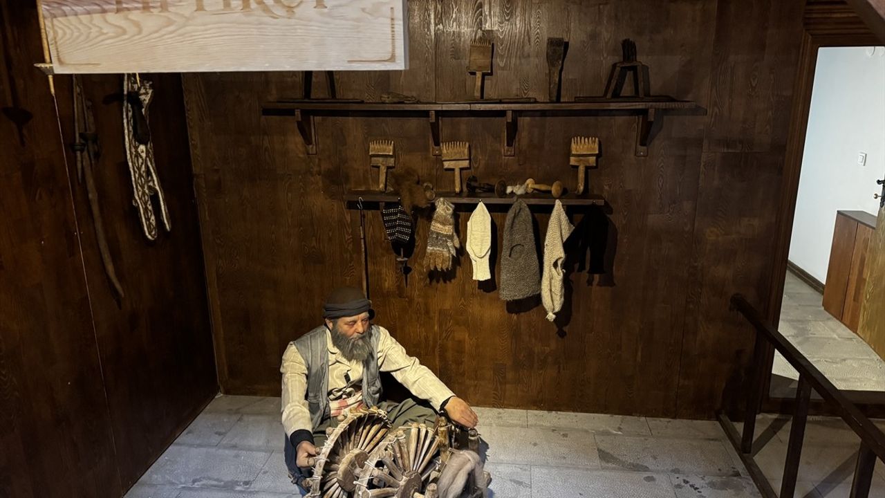 Erzurum'da Öğrencilere Unutulmaya Yüz Tutan Meslekler Tanıtıldı