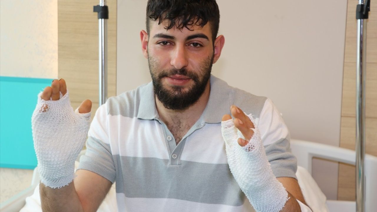 Erzurum'da Otomobilde Hararet Sorunu Yaşayan Teknisyenin Yanık Tedavisi Devam Ediyor