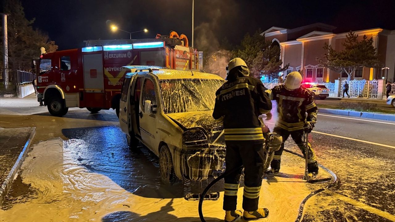 Erzurum'da Seyir Halindeyken Yangın Çıkan Araçta Hasar Oluştu