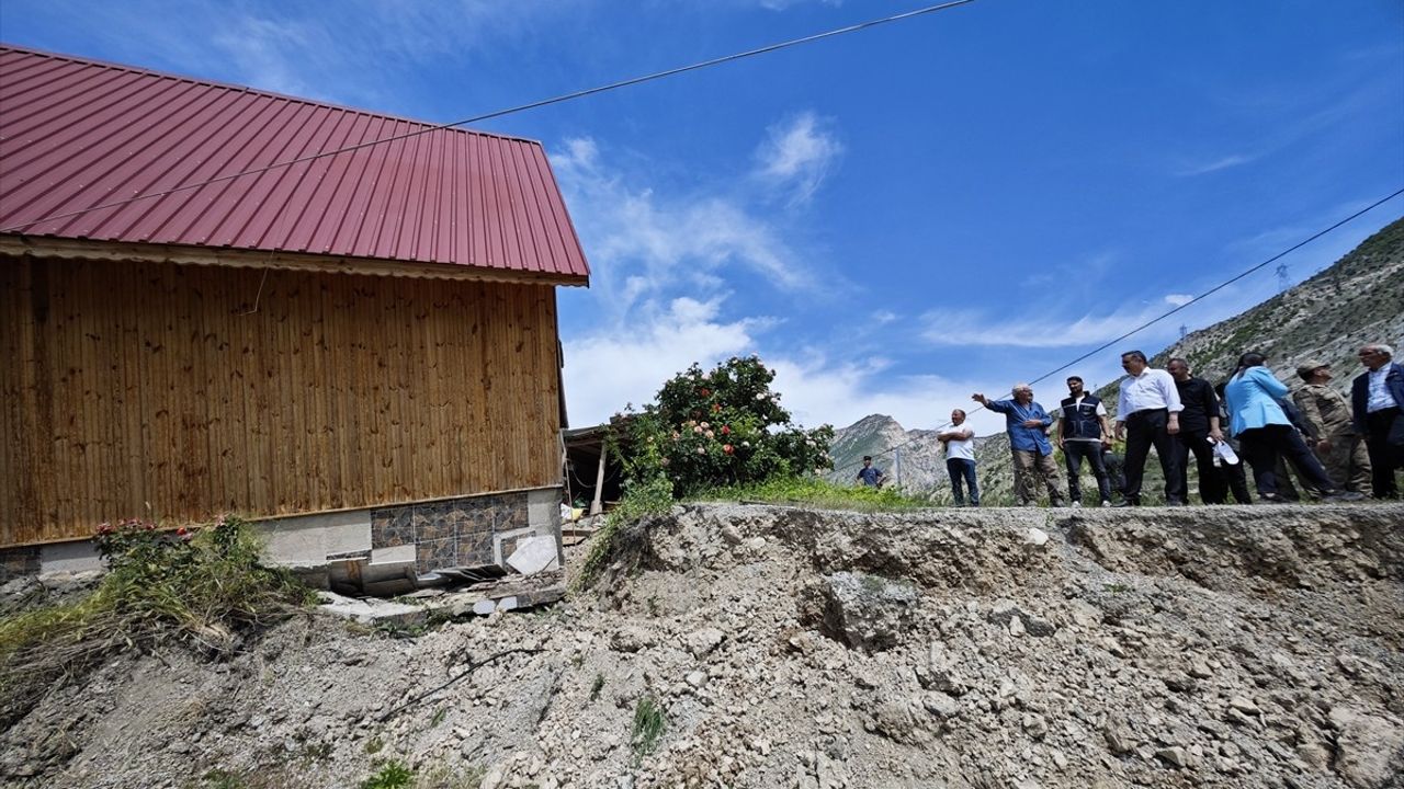 Erzurum'da Toprak Kayması Sonrası 38 Ev Tahliye Edildi
