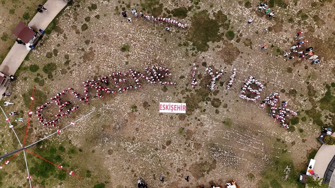 Eskişehir'de Çocuklar Atık Malzemelerle Defile Gerçekleştirdi
