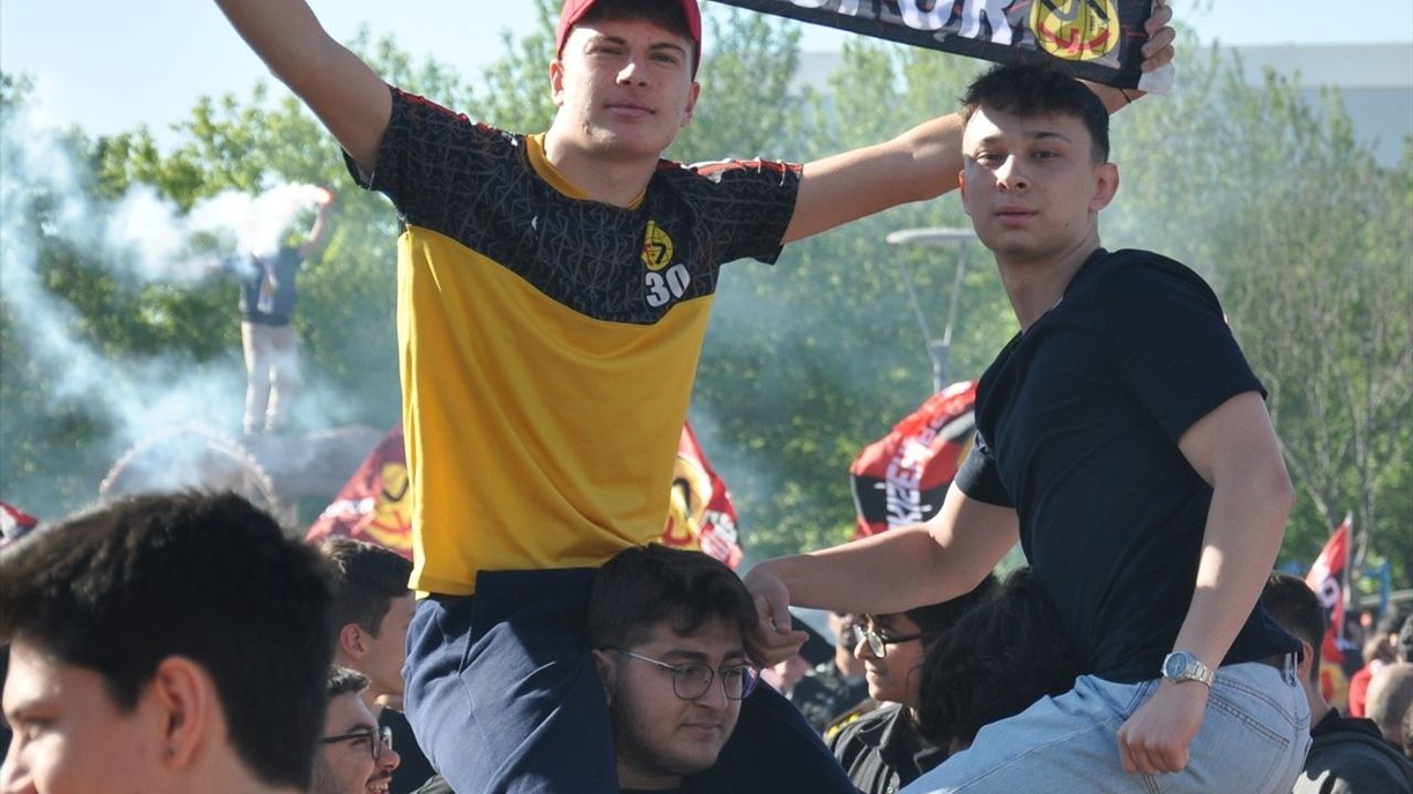 Eskişehirspor Profesyonel Lige Dönüşünü Kutladı