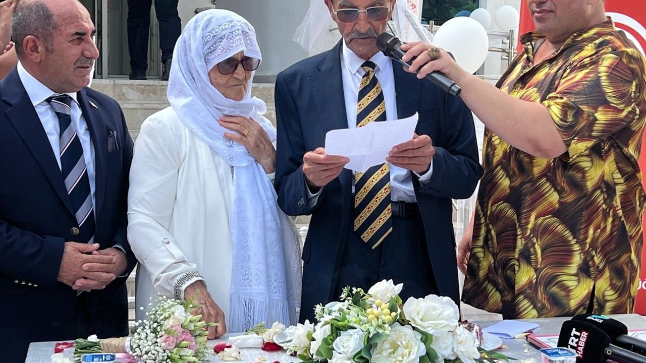 Evliliklerinin 70. Yılında Depremzededen Nikah Tazeleme Töreni