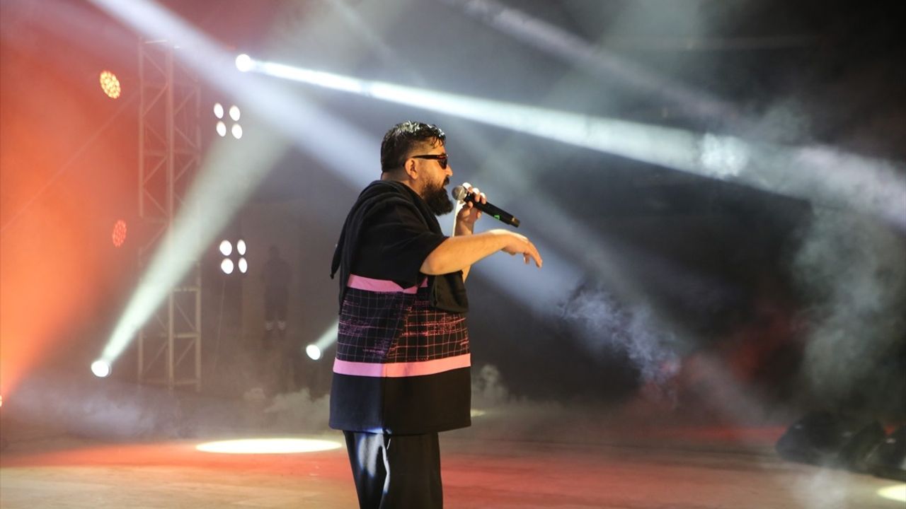 Eypio, Hatay'da Coşkulu Bir Konser Verdi