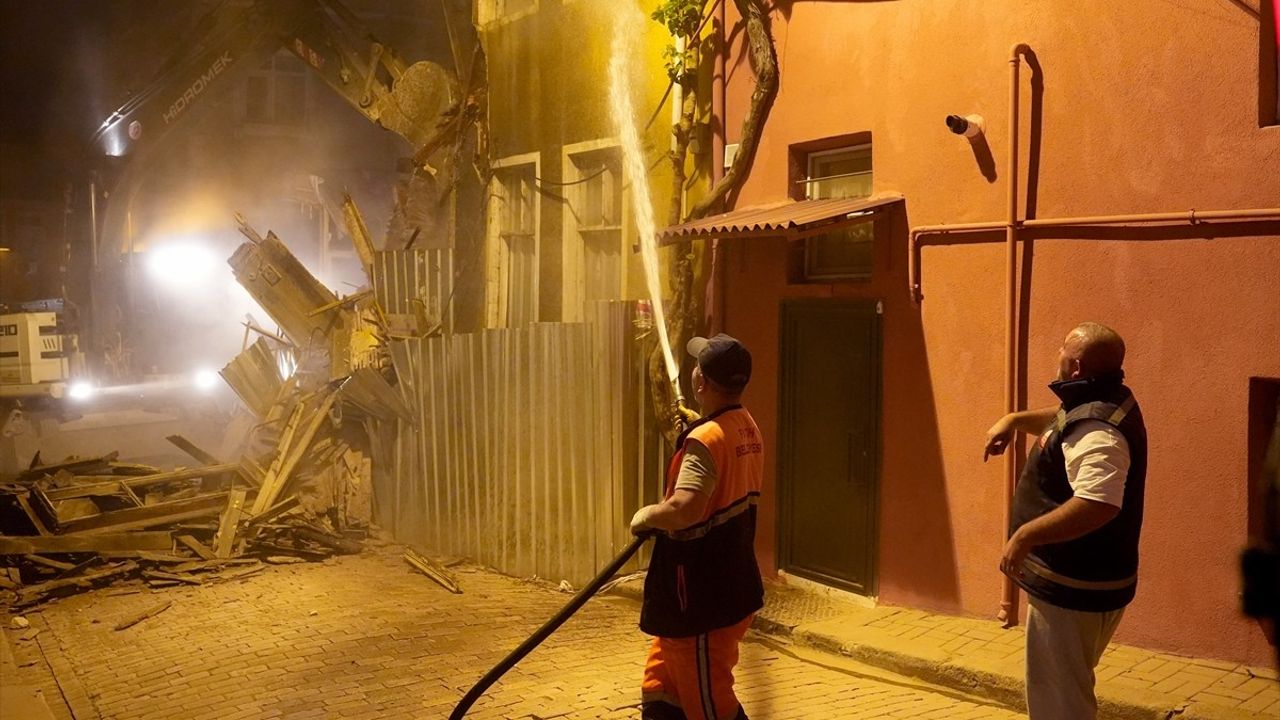 Fatih'te Çöken Metruk Binada Arama Çalışmaları Tamamlandı
