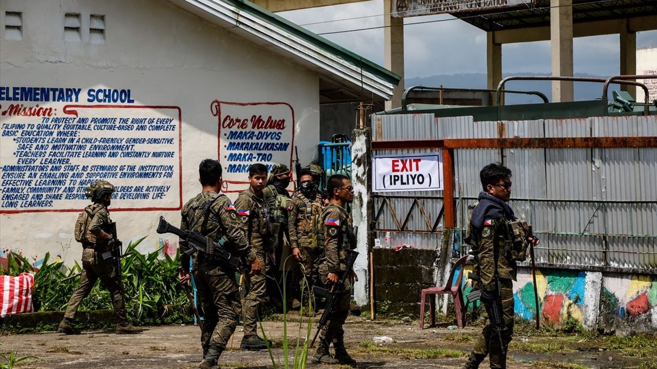 Filipinler'deki Kritik Ara Seçimlerde Sandık Başında Milyonlarca Seçmen
