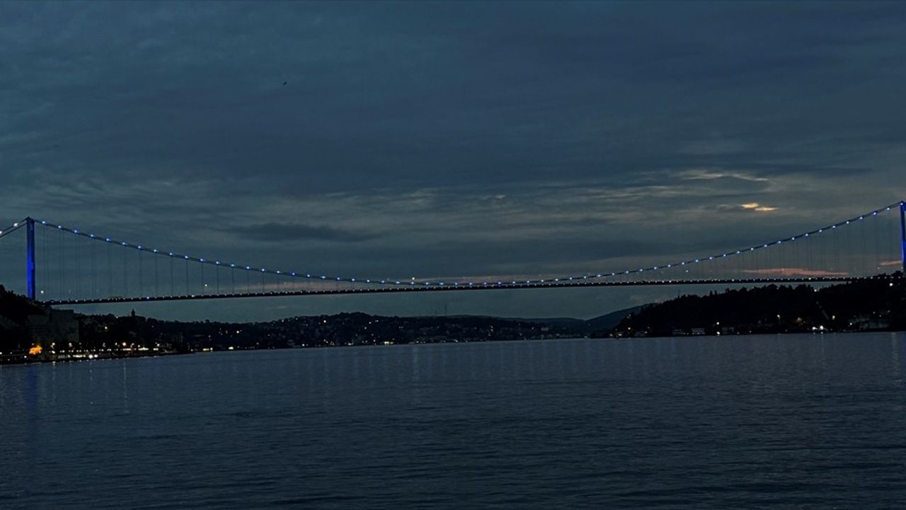 FSM Köprüsü Engelliler Haftası İçin Mavi Renkle Aydınlatıldı