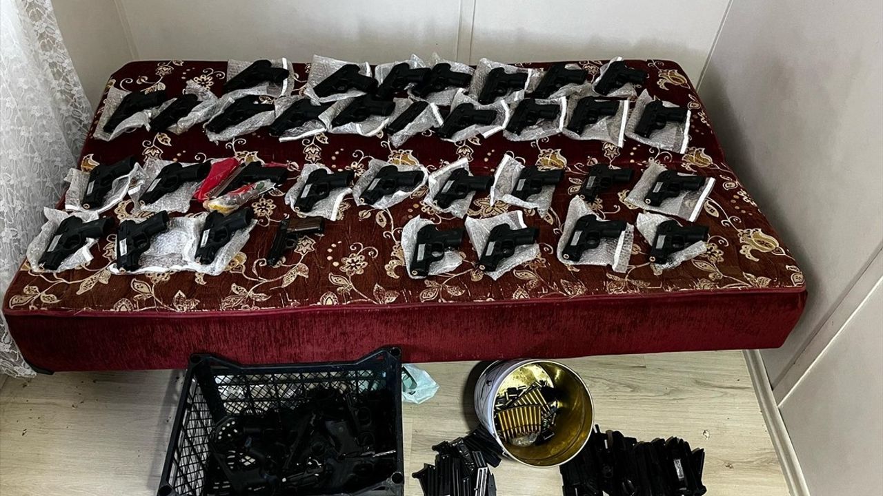 Gaziantep'te Silah Kaçakçılığına Karşı Operasyon: 1 El Bombası ve 45 Silah Ele Geçirildi