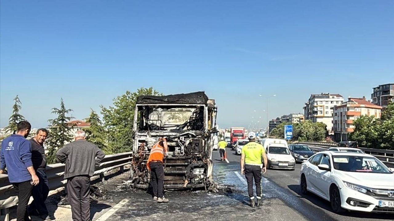 Gebze'de Tır Yangını Trafiği Aksattı