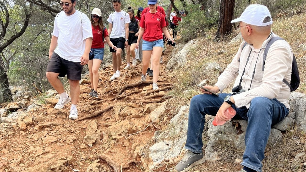 Gençliğin Rotası Gelidonya Feneri Yürüyüşü Antalya'da Gerçekleşti