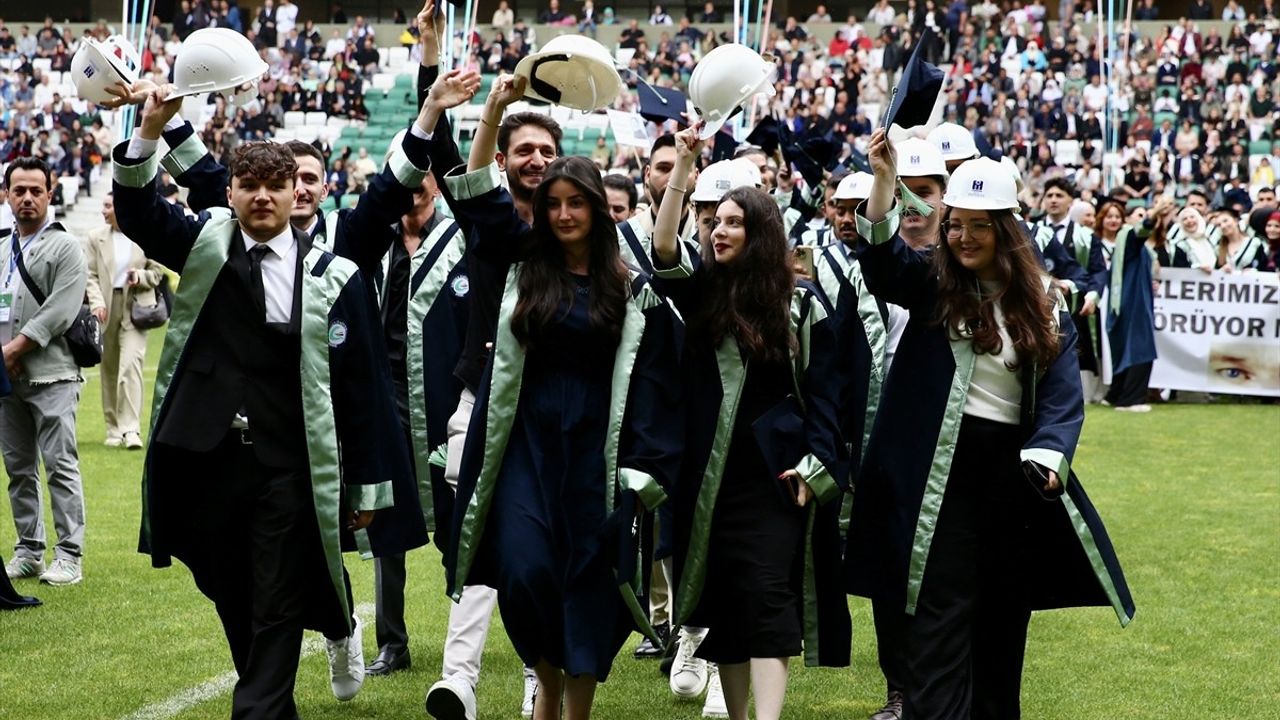 Giresun Üniversitesi'nde Mezuniyet Töreni Heyecanı