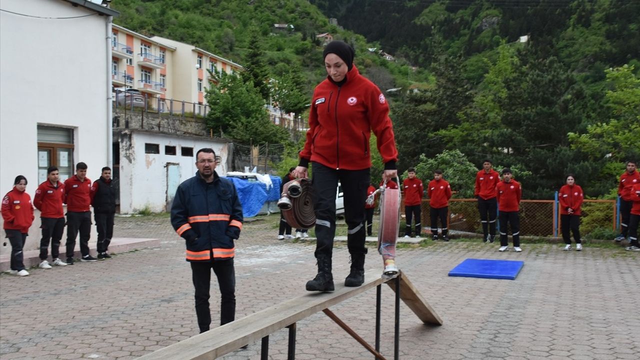 Gümüşhane'de Geleceğin İtfaiyecileri Tatbikatlarla Yetişiyor