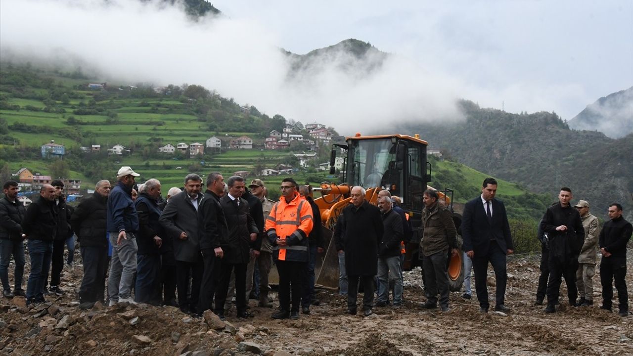 Gümüşhane-Giresun Kara Yolu Heyelan Sonrası Kontrollü Olarak Açıldı
