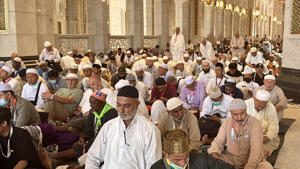 Hacı Adayları Kurban Bayramı Öncesi Kabe'de Cuma Namazı Kıldı