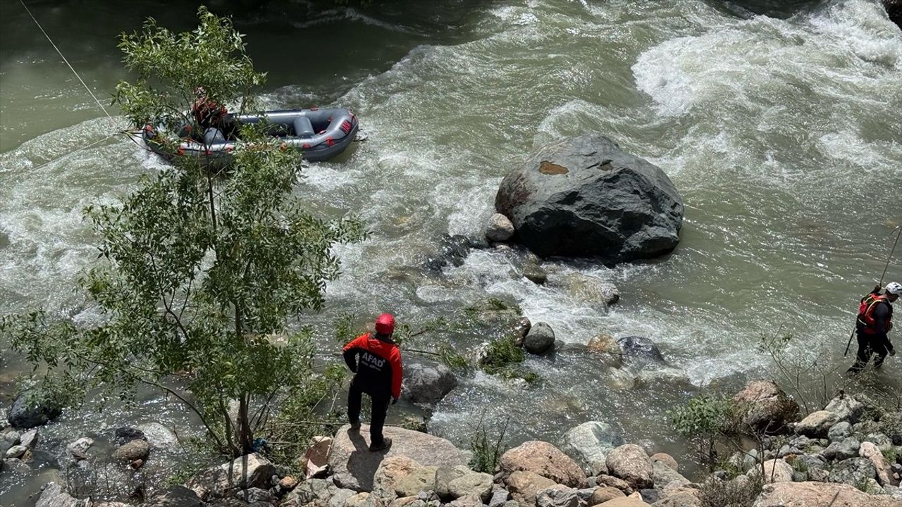 Hakkari'de Akıntıya Kapılan Genç İçin Arama Çalışmaları Devam Ediyor