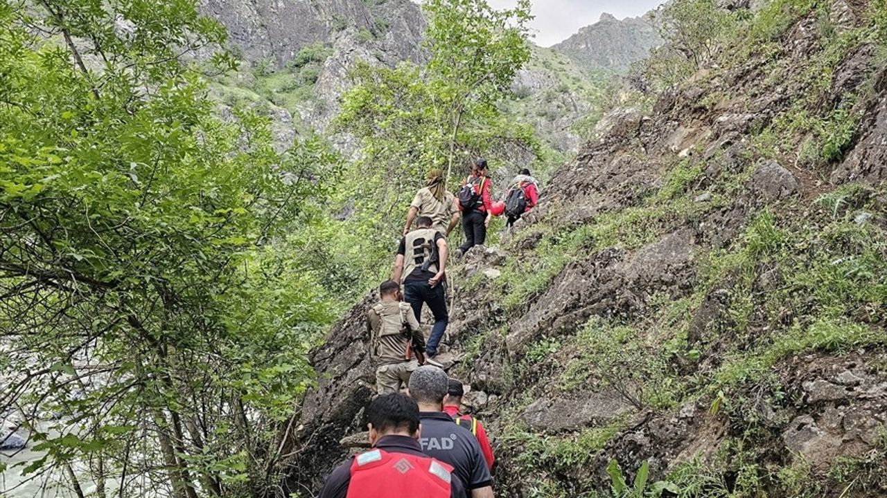 Hakkari'de Derede Kaybolan Genç İçin Arama Başlatıldı